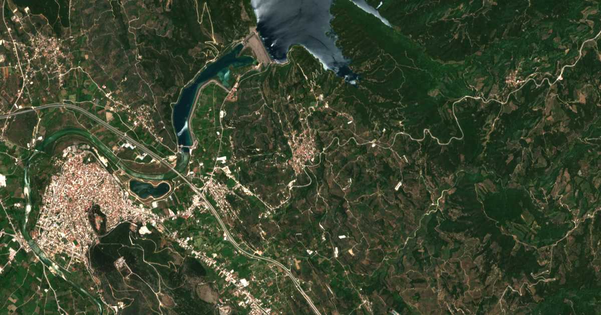 Сателитска карта на Péta