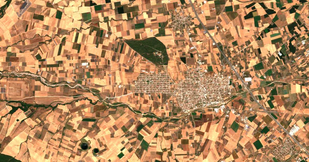 Сателитска карта на Efxeinoúpolis