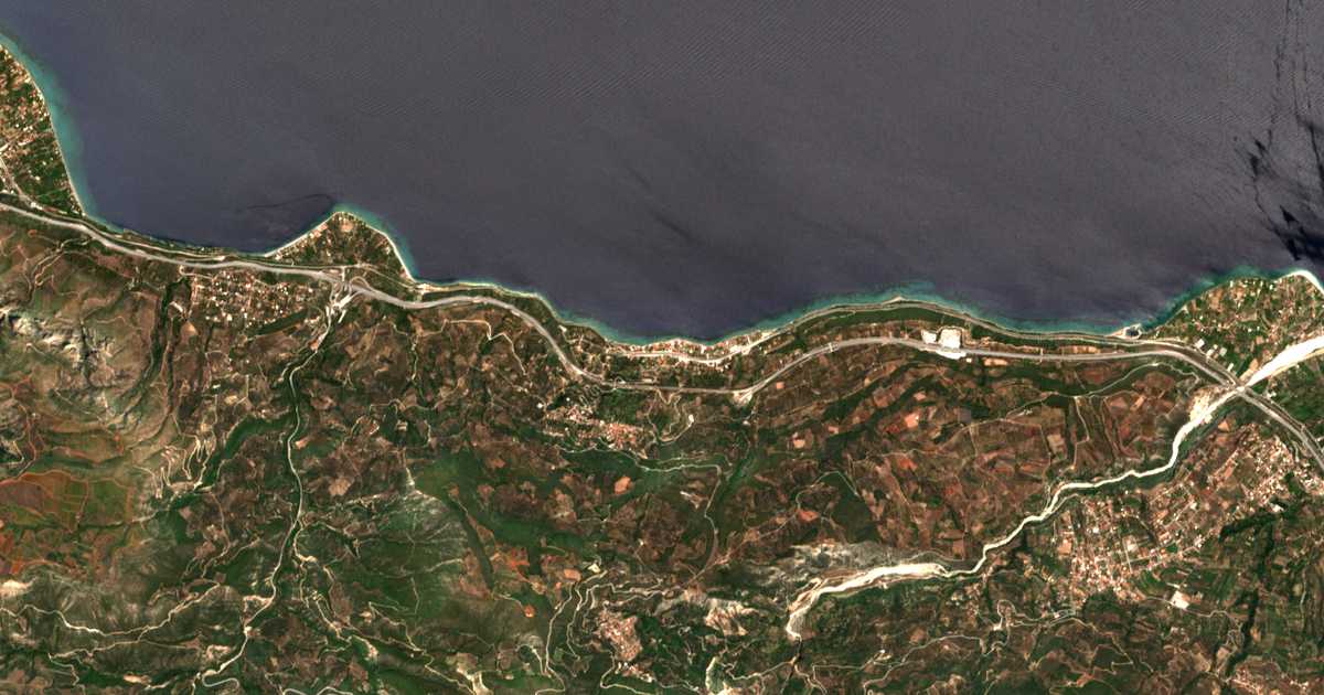 Сателитска карта на Paralía Platánou