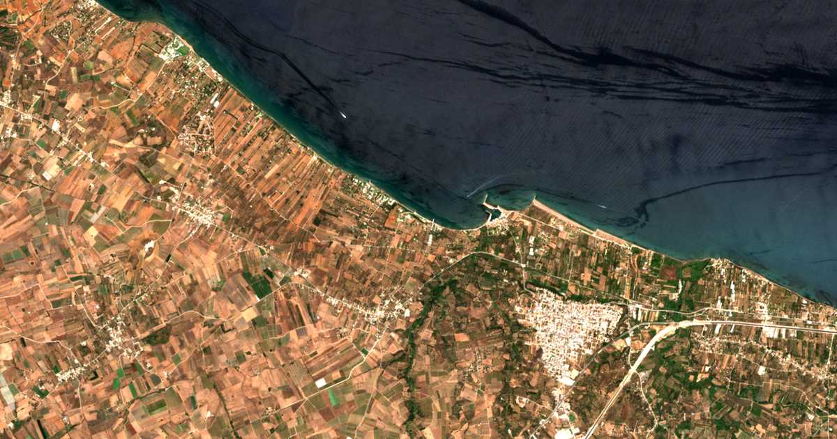 Сателитска карта на Paralía Niforaiíkon