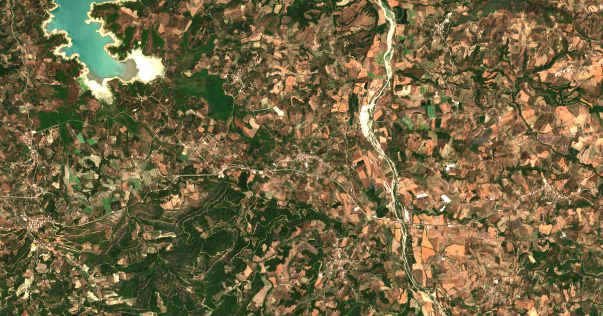 Сателитска карта на Efýra